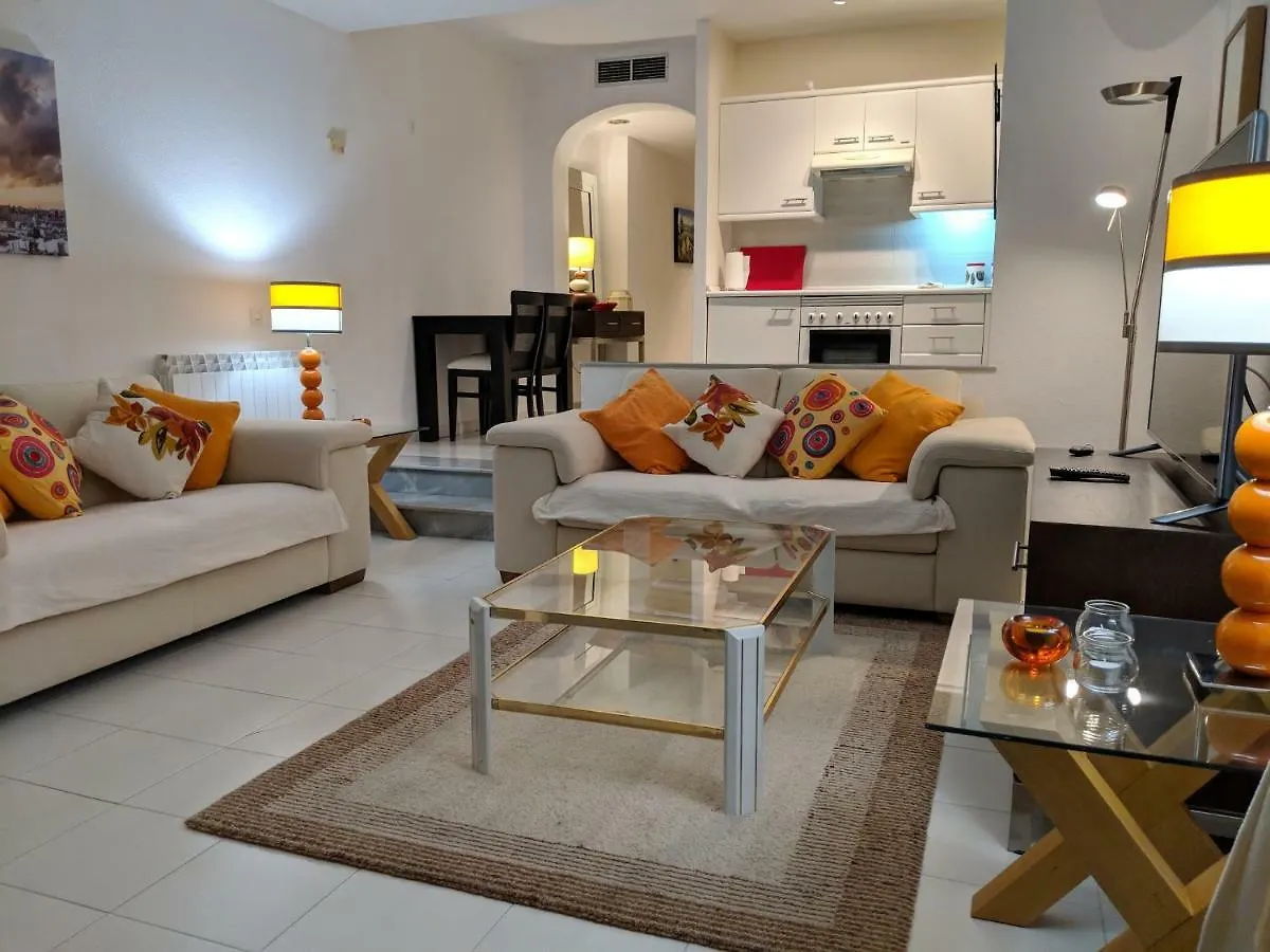 לה קאלה דה מיחאס Sea View Apartment In Posh Miraflores ספרד